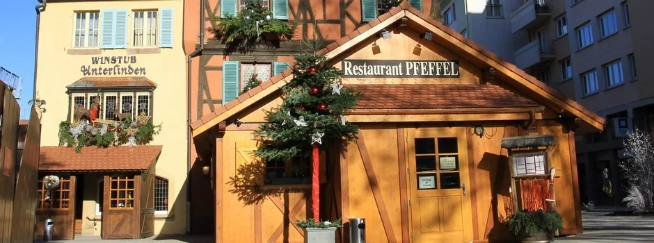 Le chalet de bois du restaurant Pfeffel décoré pour Noël