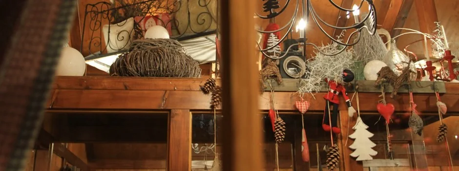 Décorations de Noël dans la salle