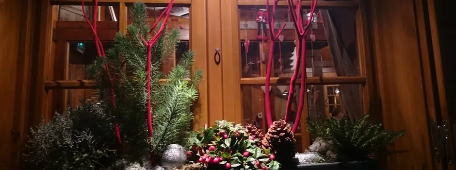 Une fenêtre décorée de la salle
