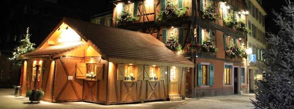 La terrasse couverte et la maison illuminées le soir